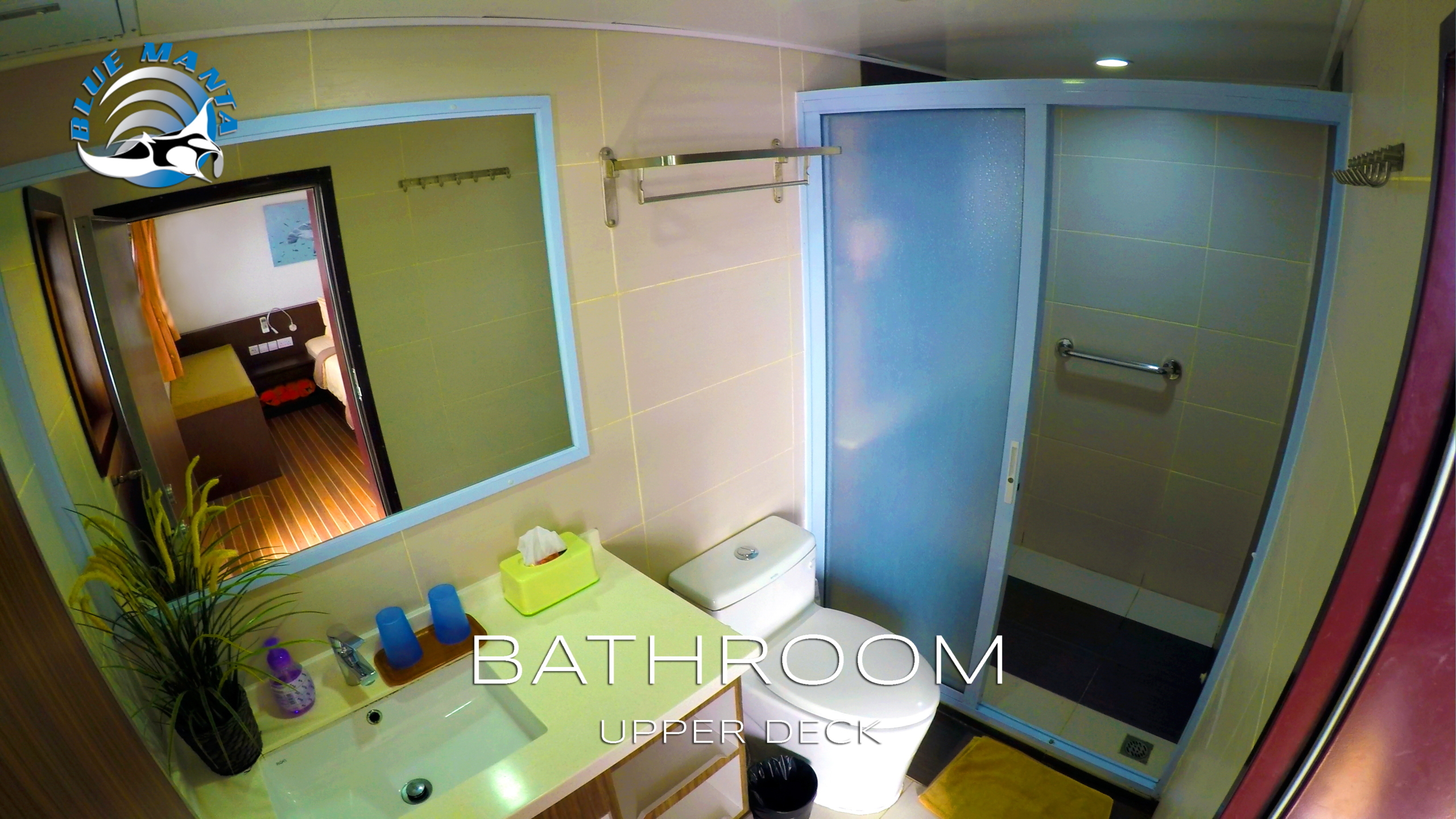 tropical-seas_tropical_schiffe_blue-manta-bathroom-upper-deck