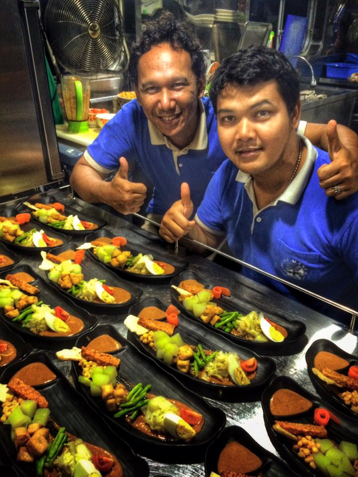 tropical-seas_tropical_schiffe_blue-manta-food1