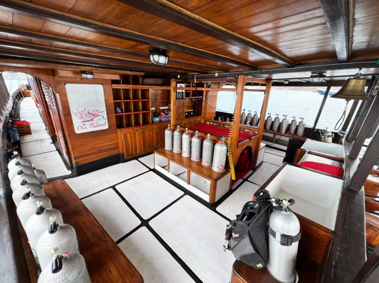 tropical-seas-la-galigola-galigo-liveaboard-dive-deck