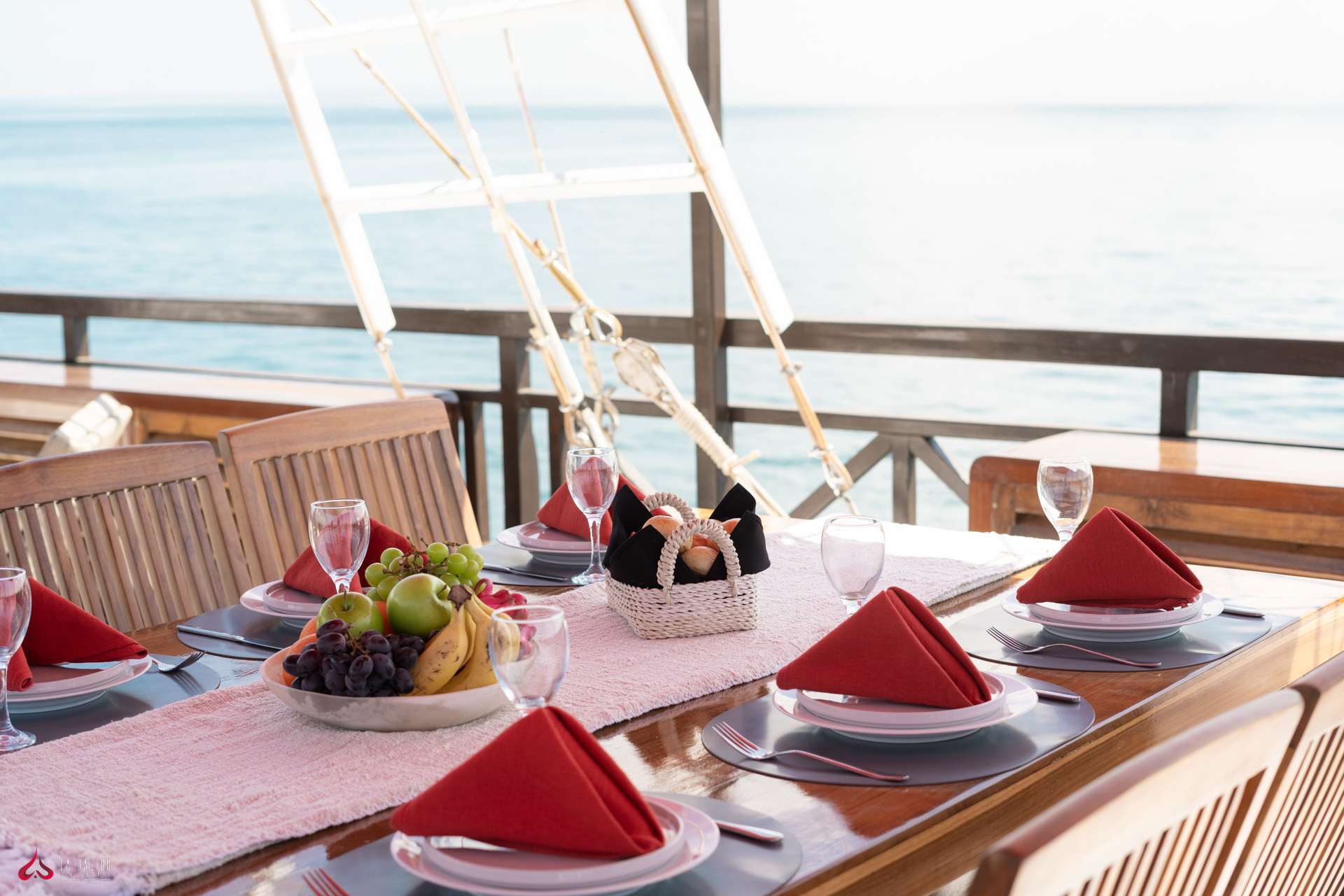 tropical-seas-la-galigosundeck-dinner-table