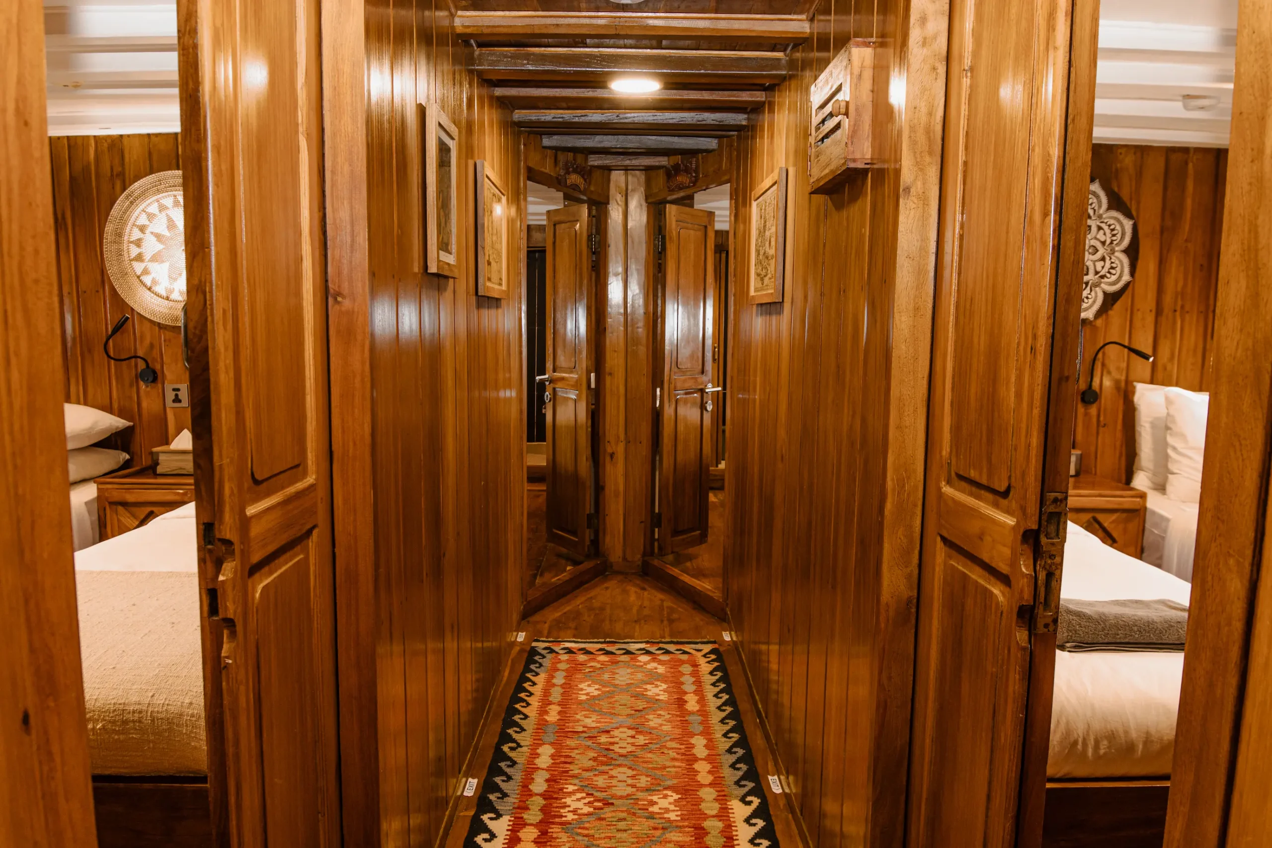 tropical-seas-la-galigohallway-next-to-cabin-la-galigo-scaled