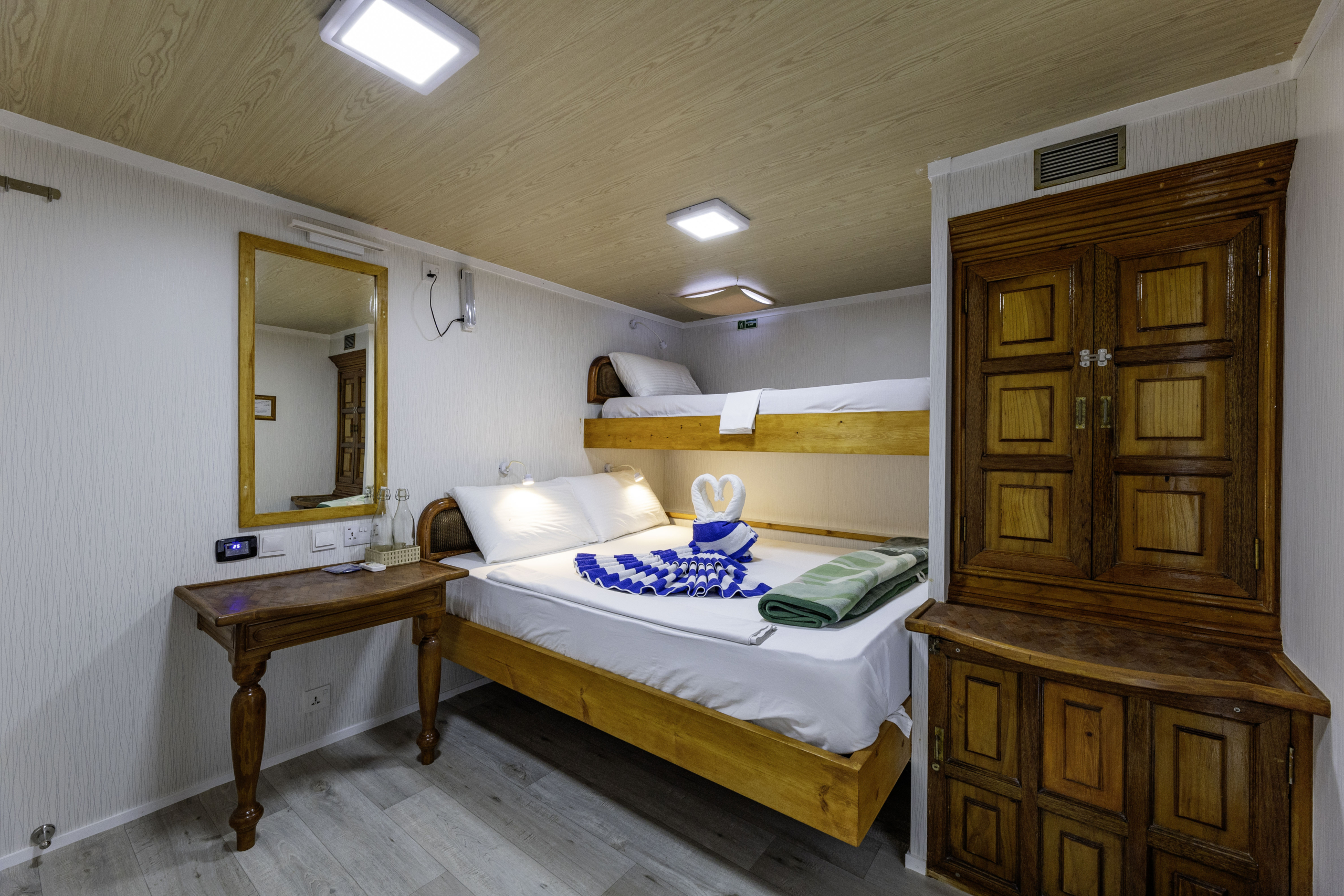 tropical-seas_tropical_schiffe_island-safari-1-0f3a5971