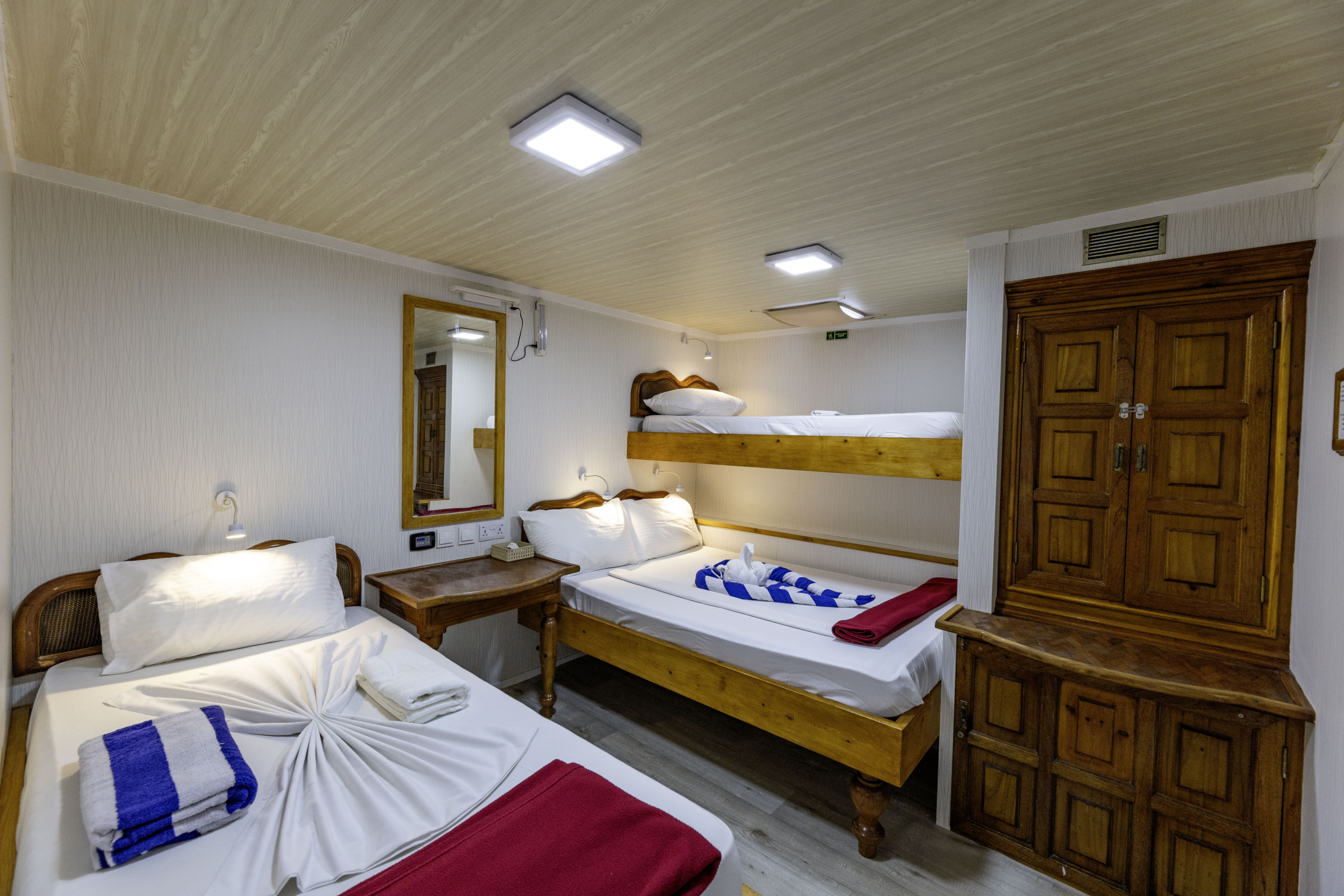 tropical-seas_tropical_schiffe_island-safari-1-0f3a5973